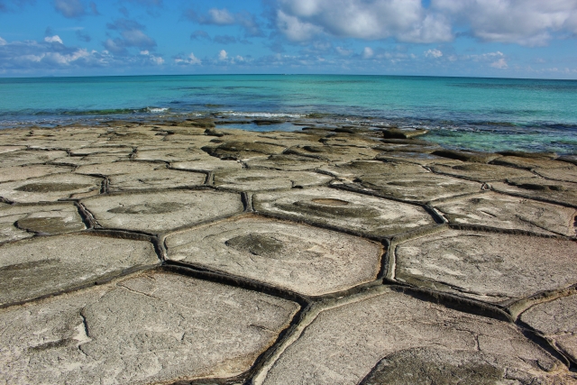 奥武島にある久米島の名所「畳石」とは？自然が作り出した人気の観光スポットを徹底解説