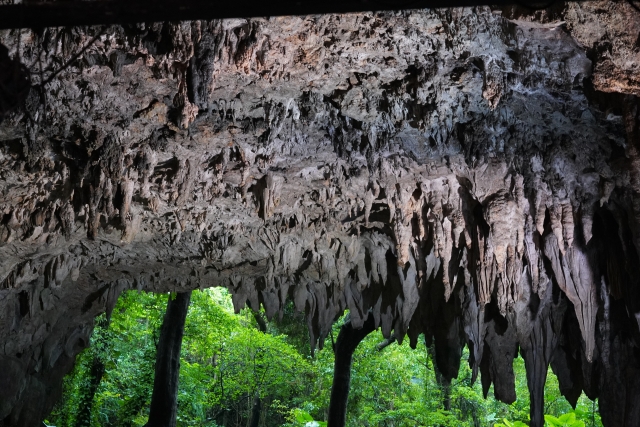神秘の洞窟探検！久米島の鍾乳洞「ヤジヤーガマ」とは？