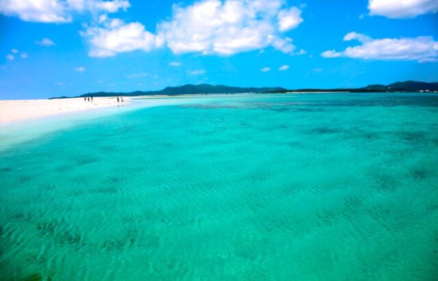 久米島はての浜周辺の遠浅の海