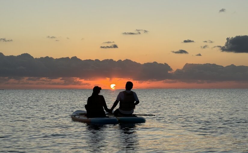 久米島の美しい夕日とSUPツアーの風景