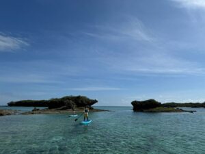 久米島の海に広がる青空とSUPアクティビティ