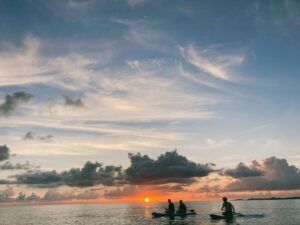 久米島の美しい夕日とSUPツアーの風景