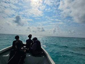 久米島の海を背景にシュノーケリングツアーへ向かうグループ