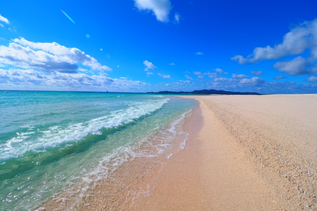 7月の久米島の透明度の高い海と白い砂浜