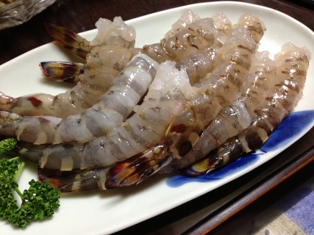 久米島産殻付き生車海老の盛り付け