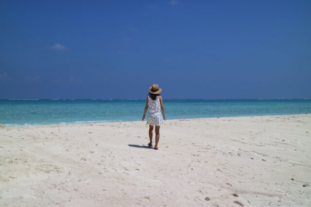 久米島はての浜を散策する女性