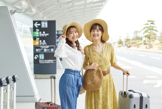久米島空港に到着した観光客のイメージ