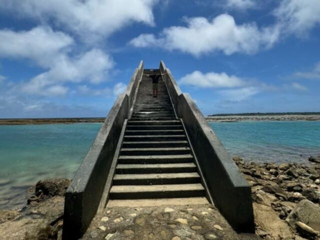 海辺の階段