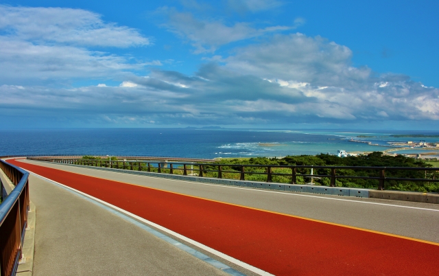 久米島のてぃーだ橋と海の景色