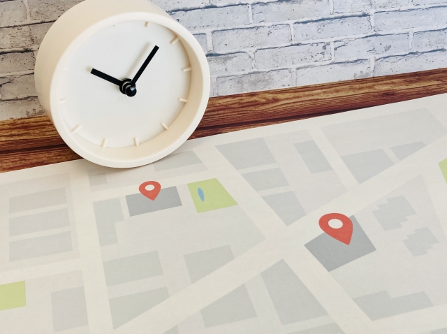 営業時間とアクセスを示す地図とアナログ時計