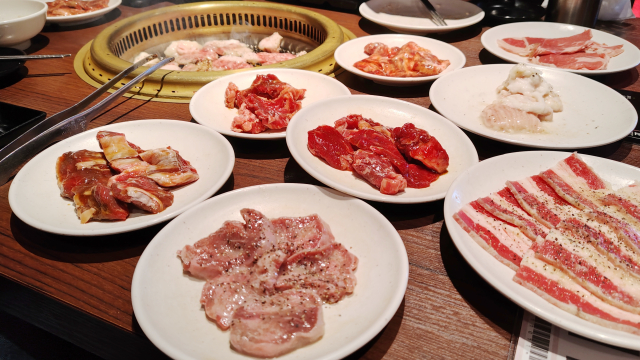 焼肉店で提供される盛り付けされたさまざまな肉料理
