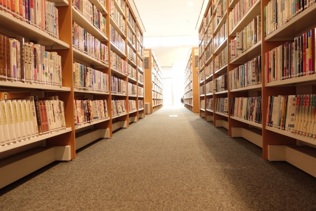 久米島町立図書館の本棚のイメージ