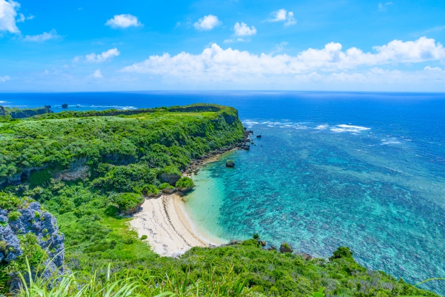果報バンタから望む沖縄の断崖と白砂ビーチの風景