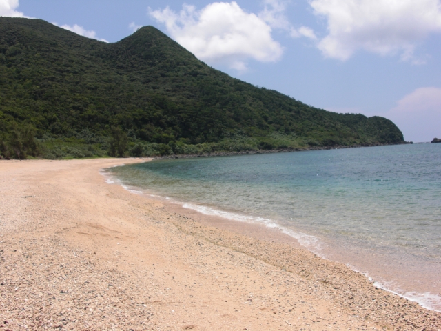 久米島アーラ浜の透明度の高い海と砂浜