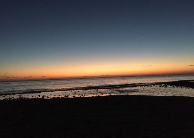 久米島のアーラ浜に沈む夕日と水平線