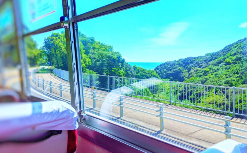 久米島バスの車窓から見える海と緑の景色