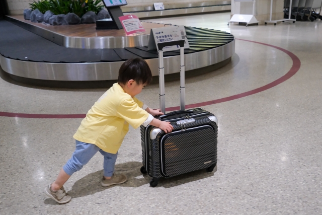 空港　荷物　子供